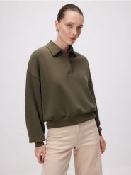 Bluza polo z modalem - oliwkowy. Zielone bluzy Reserved, l, bez wzorów, z dzianiny, bez ramiączek, bez kaptura. W wyprzedaży za 69.99 zł.