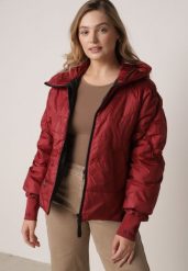 Czerwona Przejściowa Kurtka Pikowana z Kapturem i Napisami na Rękawach Althone. Czerwone kurtki Born2be, l, bez wzorów, z poliesteru, z kapturem. Za 149.99 zł.
