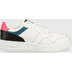 Tommy Jeans sneakersy Mix Basket EN0EN01878.CWJ kolor biały. Białe buty sportowe lifestyle Tommy Jeans, bez wzorów, z gumy, sportowe, z okrągłym noskiem, bez zapięcia. W wyprzedaży za 320.99 zł.