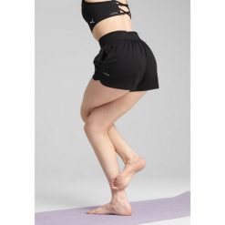 Damskie szorty MOVE CLOUDSPUN PUMA Black. Czarne szorty Puma, bez wzorów, klasyczne. W wyprzedaży za 184.00 zł.