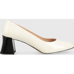 HUGO czółenka skórzane Sophy Pump 50475253.114 kolor biały na słupku. Białe czółenka Hugo, bez wzorów, bez obcasa, na obcasie, bez zapięcia. W wyprzedaży za 524.99 zł.