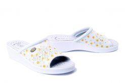SANITAL FLEX 698/I fantasia 30, klapki profilaktyczne damskie. Białe klapki Sanital-Flex, bez wzorów, ze skóry, bez obcasa, na koturnie, bez zapięcia. Za 114.90 zł.