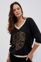 Bluza z dekoltem w serek i nadrukiem czarna. Czarne bluzy MOODO, s, bez wzorów, z bawełny, bez kaptura. W wyprzedaży za 54.99 zł.