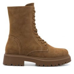 Botki JENNY. Brązowe botki Jenny, bez wzorów, bez obcasa, na płaskiej podeszwie, bez zapięcia. Za 79.99 zł.