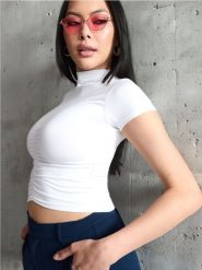 Bluzka ze stójką - biały. Białe bluzki Sinsay, l, bez wzorów, bez kołnierzyka, bez ramiączek. W wyprzedaży za 19.99 zł.