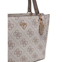 Torebka Guess. Brązowe shopper bag Guess, z aplikacjami, bez dodatków. Za 679.99 zł.