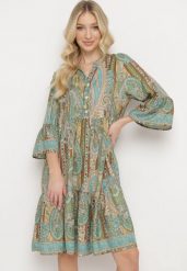 Zielona Sukienka we Wzór Paisley o Rozkloszowanym Kroju z Falbankami Viburnia. Zielone sukienki Born2be, na co dzień, l, bez wzorów, z tkaniny, eleganckie, bez kołnierzyka, bez ramiączek, midi, proste. W wyprzedaży za 63.74 zł.