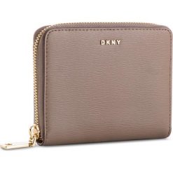Duży Portfel Damski DKNY - Bryant Sm Zip Around R8313656 Desert DES. Portfele marki DKNY. W wyprzedaży za 289.00 zł.