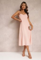 Różowa Rozkloszowana Sukienka Midi z Rozcięciem na Ramiączkach Josine. Czerwone sukienki Renee, l, bez wzorów, eleganckie, bez kołnierzyka, bez ramiączek, midi, rozkloszowane. Za 89.99 zł.