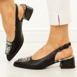 Czarne skórzane sandały damskie T.Sokolski 419. Czarne sandały Sokolski, z aplikacjami, ze skóry, eleganckie, bez obcasa, na obcasie, bez zapięcia. Za 259.00 zł.