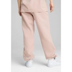 Spodnie dresowe unisex Essentials Elevated PUMA Rose Quartz Pink. Czerwone spodnie dresowe Puma, bez wzorów, z dresówki. W wyprzedaży za 179.00 zł.
