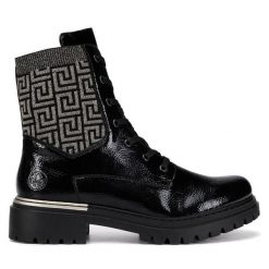 Trzewiki Rieker. Czarne botki Rieker, bez wzorów, bez obcasa, na płaskiej podeszwie, bez zapięcia. Za 389.99 zł.