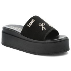 Klapki damskie Chebello, na wysokiej platformie skórzane z ozdobami, czarne, 4600-034. Czarne klapki CheBello, z aplikacjami, eleganckie, bez obcasa, na platformie, bez zapięcia. Za 369.00 zł.
