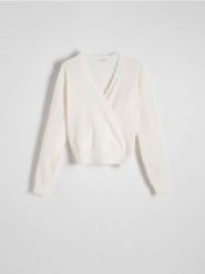 Kopertowy sweter - kremowy. Białe swetry Reserved, l, bez wzorów, z dzianiny, bez ramiączek. W wyprzedaży za 49.99 zł.