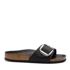 Klapki Birkenstock. Czarne klapki Birkenstock, bez wzorów, bez obcasa, bez zapięcia. Za 599.99 zł.