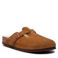 Klapki Birkenstock. Brązowe klapki Birkenstock, bez wzorów, bez obcasa, bez zapięcia. Za 799.99 zł.