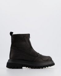 SPORTOWE BOTKI D22KB-4010 BLACK. Czarne botki Venezia, bez wzorów, z nubiku, sportowe, bez obcasa, bez zapięcia. Za 249.00 zł.