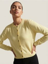 Klasyczny kardigan zapinany na guziki - żółty. Żółte swetry Sinsay, l, bez wzorów, klasyczne, bez ramiączek. Za 39.99 zł.