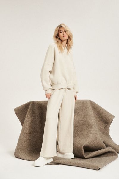 Bluza zapinana na zamek bez kaptura beżowa. Brązowe bluzy MOODO, l, bez wzorów, bez ramiączek, bez kaptura. W wyprzedaży za 48.99 zł.