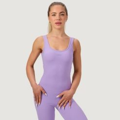 Kombinezon damski fitness bez rękawów slim fit NEO Iris. Fioletowe kombinezony GYMBEAM, l, bez wzorów, z dresówki, sportowe, bez kołnierzyka, bez ramiączek, długie. Za 171.90 zł.