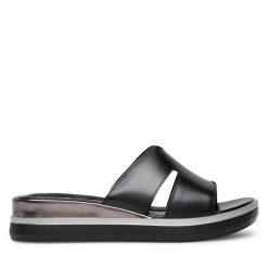 Klapki Lasocki. Czarne klapki Lasocki, bez wzorów, bez obcasa, bez zapięcia. Za 159.99 zł.