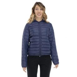 Podstawowa damska kurtka z kapturem. Niebieskie kurtki LEONE 1947 APPAREL, l, bez wzorów, z tkaniny, sportowe, z kapturem. W wyprzedaży za 251.55 zł.