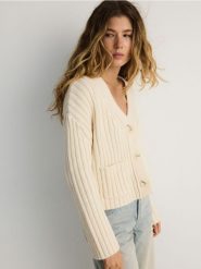 Prążkowany kardigan z domieszką wełny - kremowy. Białe swetry Reserved, l, bez wzorów, z dzianiny, bez ramiączek. W wyprzedaży za 69.99 zł.