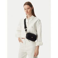 Torebka Tommy Hilfiger. Czarne listonoszki Tommy Hilfiger, bez wzorów, bez dodatków. Za 409.99 zł.