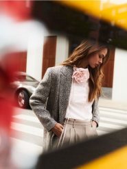 Koszula z różą - pastelowy róż. Czerwone koszule Reserved, l, bez wzorów, z bawełny, bez kołnierzyka, bez ramiączek. W wyprzedaży za 69.99 zł.