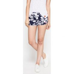 Superdry - Szorty. Szare szorty sportowe Superdry, z poliesteru. W wyprzedaży za 79.90 zł.