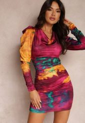 Fuksjowa Sukienka Tie-Dye z Bufiastym Rękawem Arona. Czerwone sukienki Renee, na co dzień, m, bez wzorów, eleganckie, bez kołnierzyka, bez ramiączek, mini, dopasowane. W wyprzedaży za 143.99 zł.