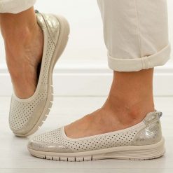 Beżowe ażurowe skórzane baleriny damskie Vinceza 95369. Brązowe baleriny VINCEZA, w ażurowe wzory, z jeansu, eleganckie, bez obcasa, na płaskiej podeszwie, bez zapięcia. W wyprzedaży za 161.10 zł.