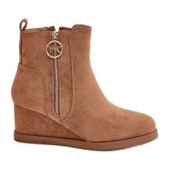 Ocieplane Botki Na Koturnie Z Ozdobnym Zamkiem Eko Zamszowe Camel Leretha brązowe. Brązowe botki bez wzorów, z zamszu, eleganckie, bez obcasa, na koturnie, bez zapięcia. Za 180.18 zł.