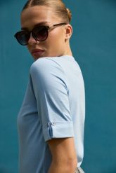 Bawełniana bluzka błękitna. Niebieskie bluzki MOODO, bez wzorów, z bawełny, bez kołnierzyka, bez ramiączek. Za 49.99 zł.