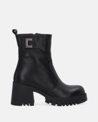 CZARNE BOTKI NA OBCASIE 017914602D 621 B. Czarne botki Venezia, bez wzorów, ze skóry, bez obcasa, na obcasie, bez zapięcia. Za 399.00 zł.