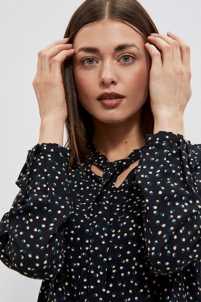 Koszula z wzorem kropek i wiązanym dekoltem czarna. Czarne bluzki MOODO, xs, bez wzorów, z poliesteru, bez kołnierzyka, bez ramiączek. W wyprzedaży za 29.99 zł.