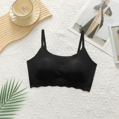 Biustonosz sportowy z pianki na treningi i codzienne aktywności Lyudmila. Czarne biustonosze sportowe Intica, bez wzorów, z tkaniny, na fitness i siłownię. W wyprzedaży za 79.00 zł.