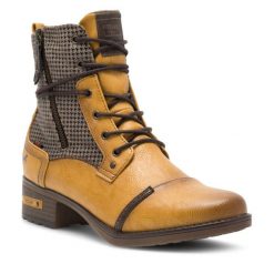 Botki Mustang. Żółte botki Mustang, bez wzorów, bez obcasa, na płaskiej podeszwie, bez zapięcia. Za 209.99 zł.