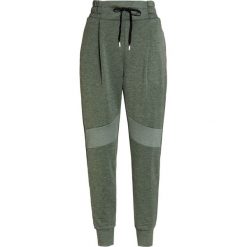 Spodnie ON RUNNING SWEAT-PANTS WOMAN. Zielone bielizna termoaktywna damska On Running, bez wzorów, z dresówki, na fitness i siłownię. Za 520.00 zł.