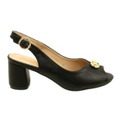 Sandały na słupku z ozdobą Evento 23SD35-5480 Black czarne. Czarne sandały z aplikacjami, ze skóry ekologicznej, eleganckie, bez obcasa, na obcasie, bez zapięcia. W wyprzedaży za 71.44 zł.