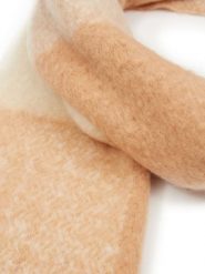 Orsay Szal w kolorze beżowym rozmiar: onesize. Brązowe szaliki i kominy Orsay, bez wzorów, z materiału. Za 34.99 zł.