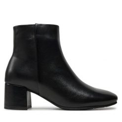Botki Marco Tozzi. Czarne botki Marco Tozzi, bez wzorów, bez obcasa, na słupku, bez zapięcia. Za 239.99 zł.