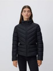 Pikowana kurtka - czarny. Czarne kurtki Reserved, l, bez wzorów, z tkaniny, klasyczne, bez kaptura. Za 119.99 zł.