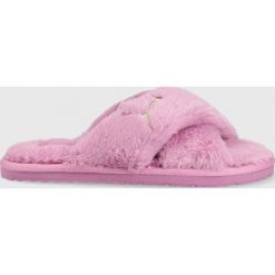 Puma kapcie Puma Fluff X Strap kolor fioletowy. Fioletowe kapcie Puma, bez wzorów, z gumy. W wyprzedaży za 119.99 zł.