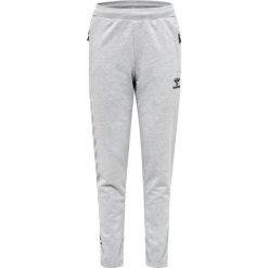 Dziecięcy bawełniany strój do joggingu Hummel Move Grid. Szare szorty Hummel, bez wzorów, z bawełny, sportowe. Za 199.50 zł.