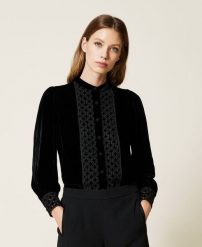 Haftowana aksamitna koszula TWINSET. Czarne koszule Twinset, s, bez wzorów, z materiału, klasyczne, bez kołnierzyka, bez ramiączek. W wyprzedaży za 530.00 zł.