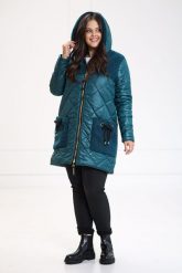 Pikowana kurtka Roksana w odcieniu butelkowej zieleni ze wstawkami PLUS SIZE XXL OVERSIZE. Zielone kurtki Moda Size Plus Iwanek, na jesień, plus size, bez wzorów, z jeansu, eleganckie, bez kaptura. W wyprzedaży za 319.90 zł.