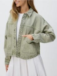 Jeansowa koszula z kieszeniami - zielony. Zielone koszule Reserved, l, bez wzorów, z denimu, bez kołnierzyka, bez ramiączek. Za 129.99 zł.