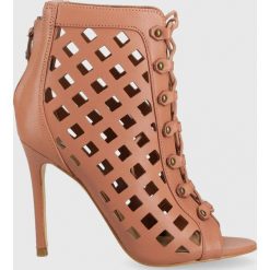 Guess sandały skórzane Abriele kolor brązowy. Brązowe sandały Guess, z aplikacjami, z materiału, bez obcasa, na obcasie, bez zapięcia. W wyprzedaży za 529.99 zł.