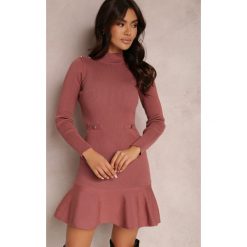 Ciemnoróżowa Sukienka Neliene. Czerwone sukienki Renee, bez wzorów, z dzianiny, bez kołnierzyka, bez ramiączek, mini, dopasowane. W wyprzedaży za 127.99 zł.